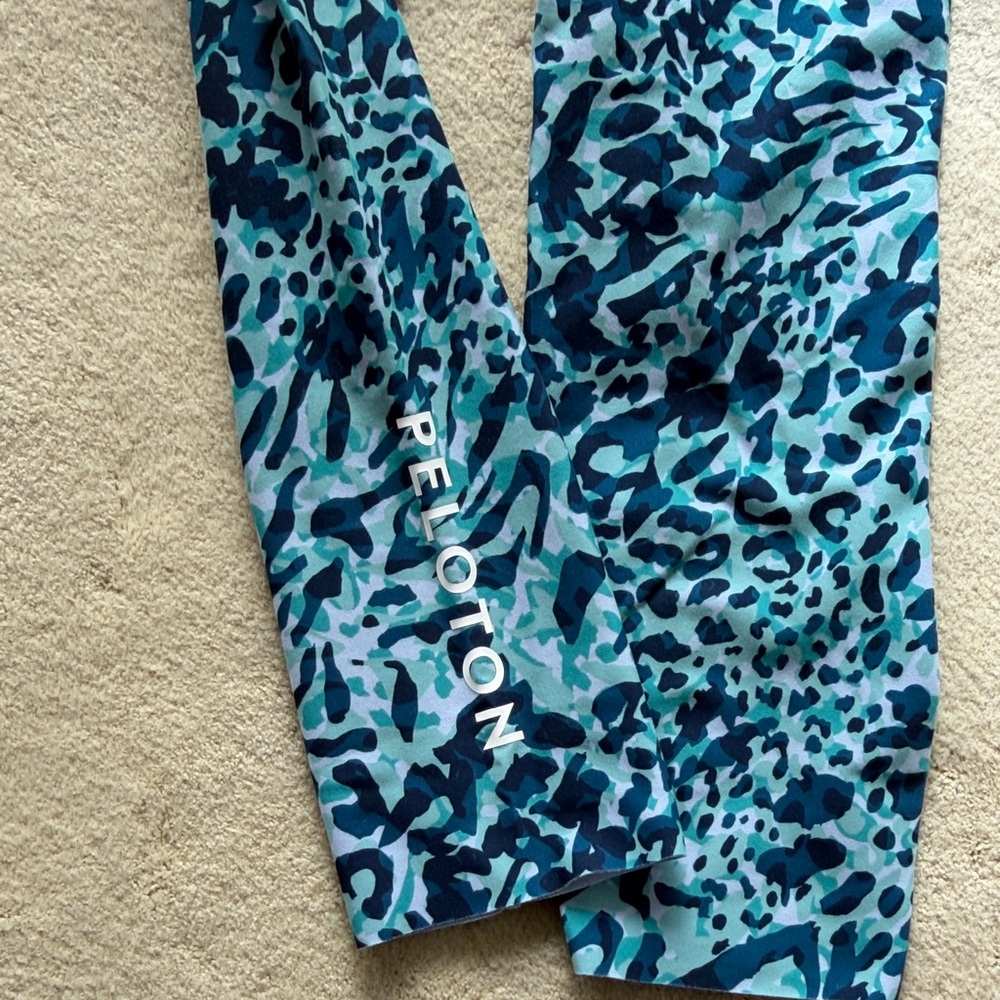 Peloton Cadent Reversible Blue leopard Women's cropped Leggings - Picture 4 of 5